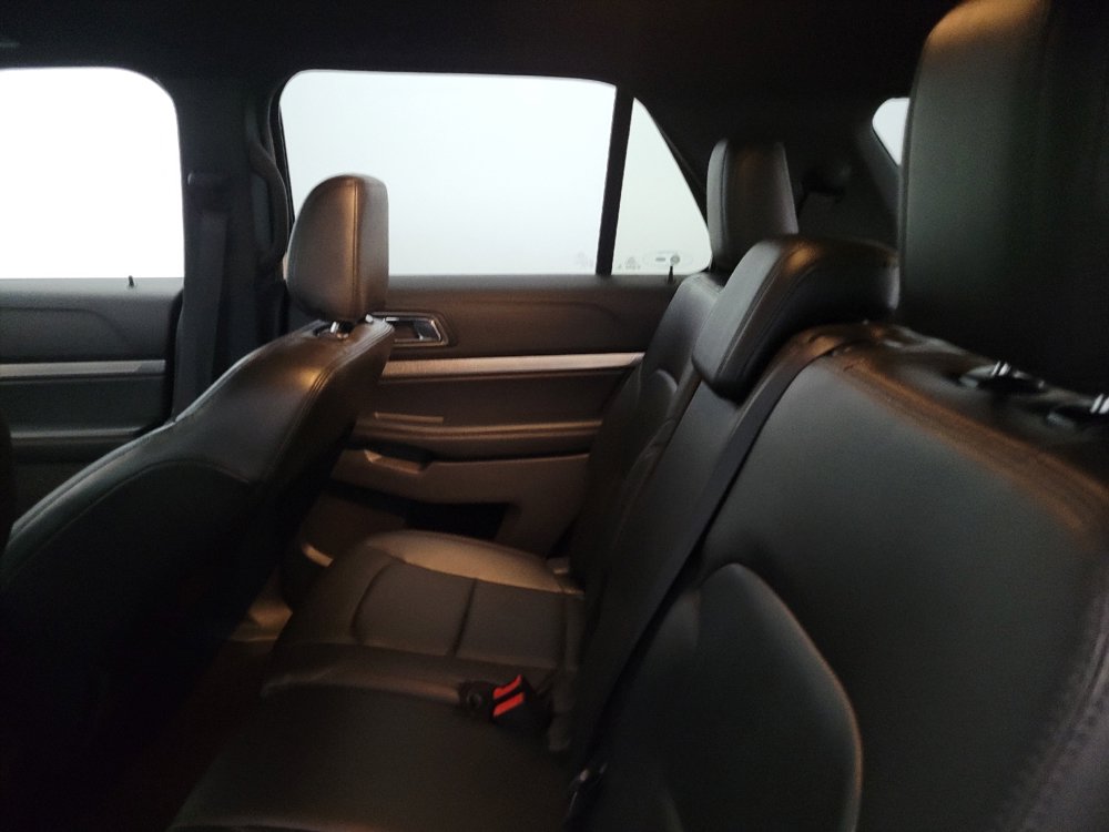 Used 2018 Ford Explorer XLT w/ Equipment Group 202A AWD/4WD image 18