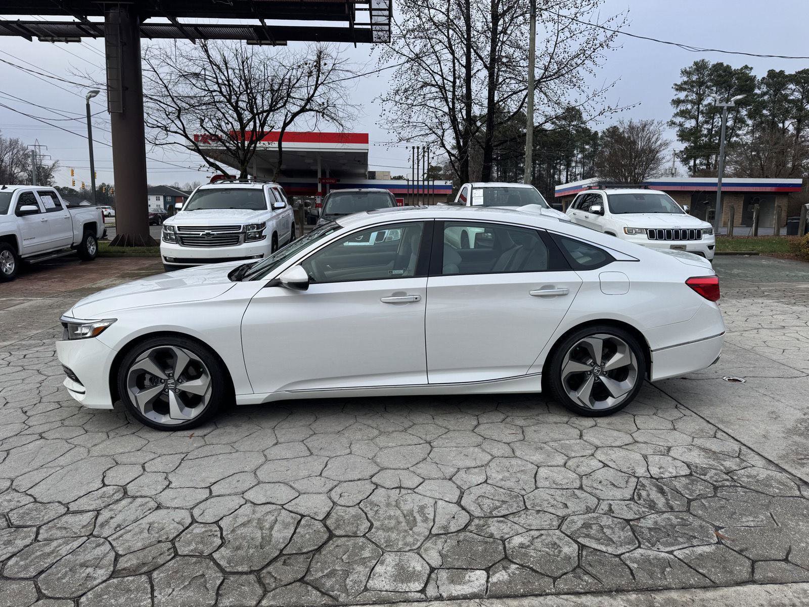 Used 2018 Honda Accord Touring image 9
