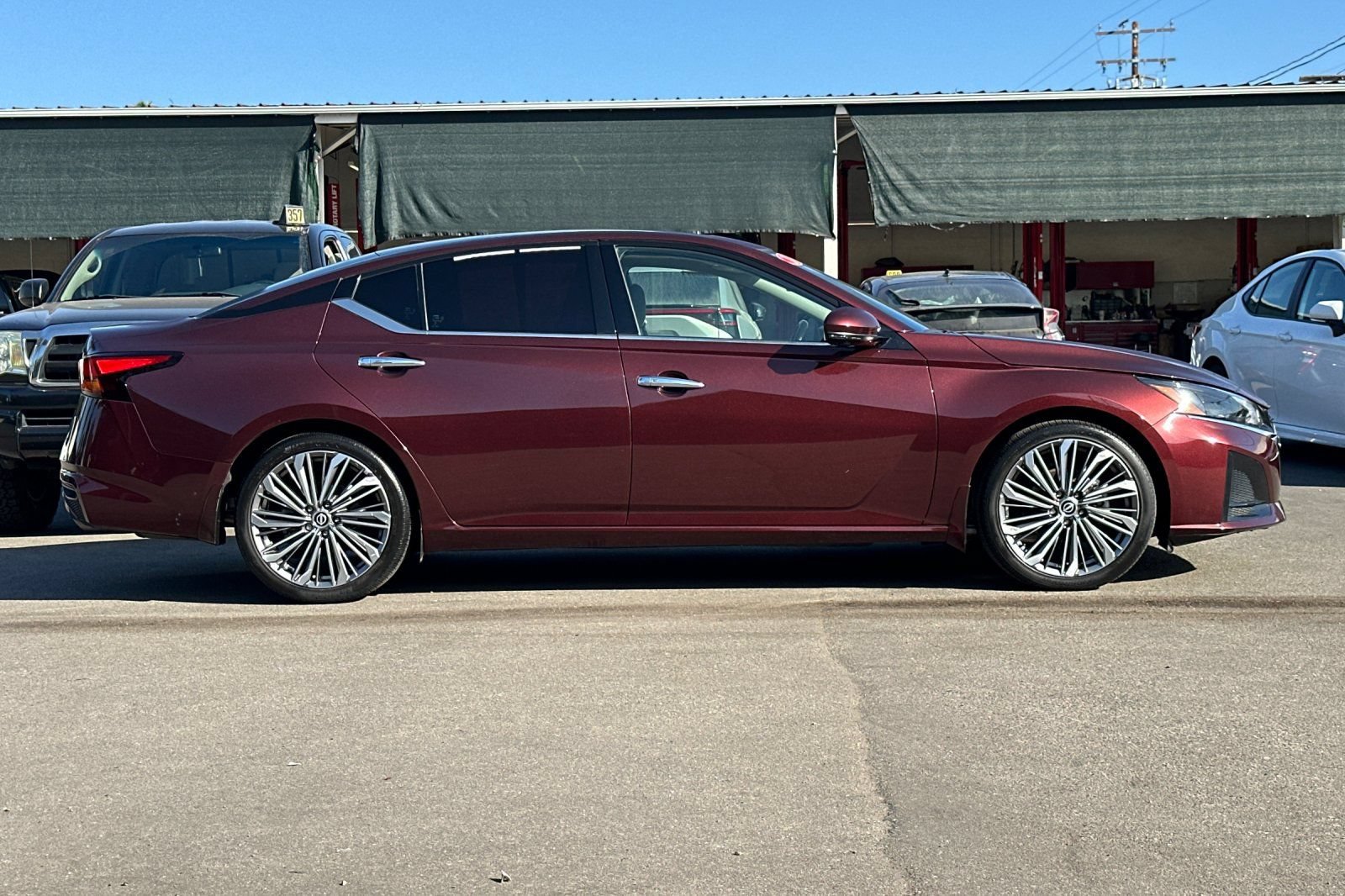 Used 2024 Nissan Altima 2.5 SL FWD image 3