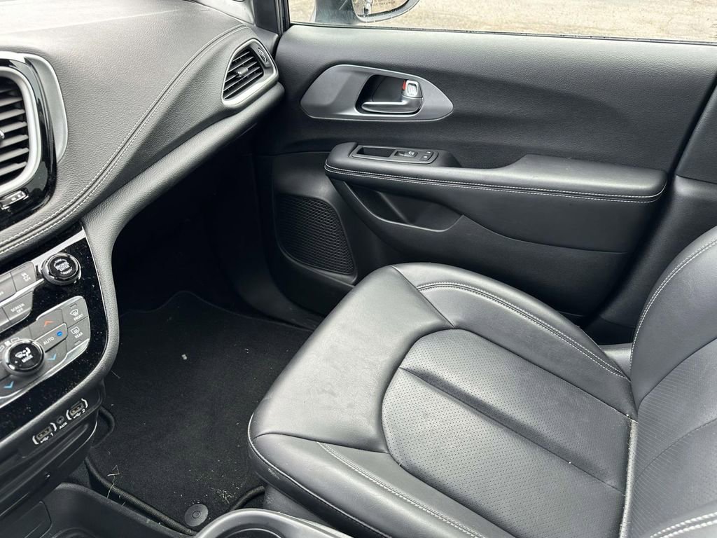 Used 2023 Chrysler Pacifica Touring-L w/ S Appearance Package FWD image 30
