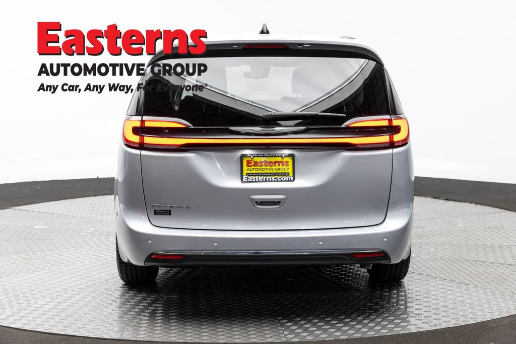 Used 2024 Chrysler Pacifica Touring-L FWD image 6