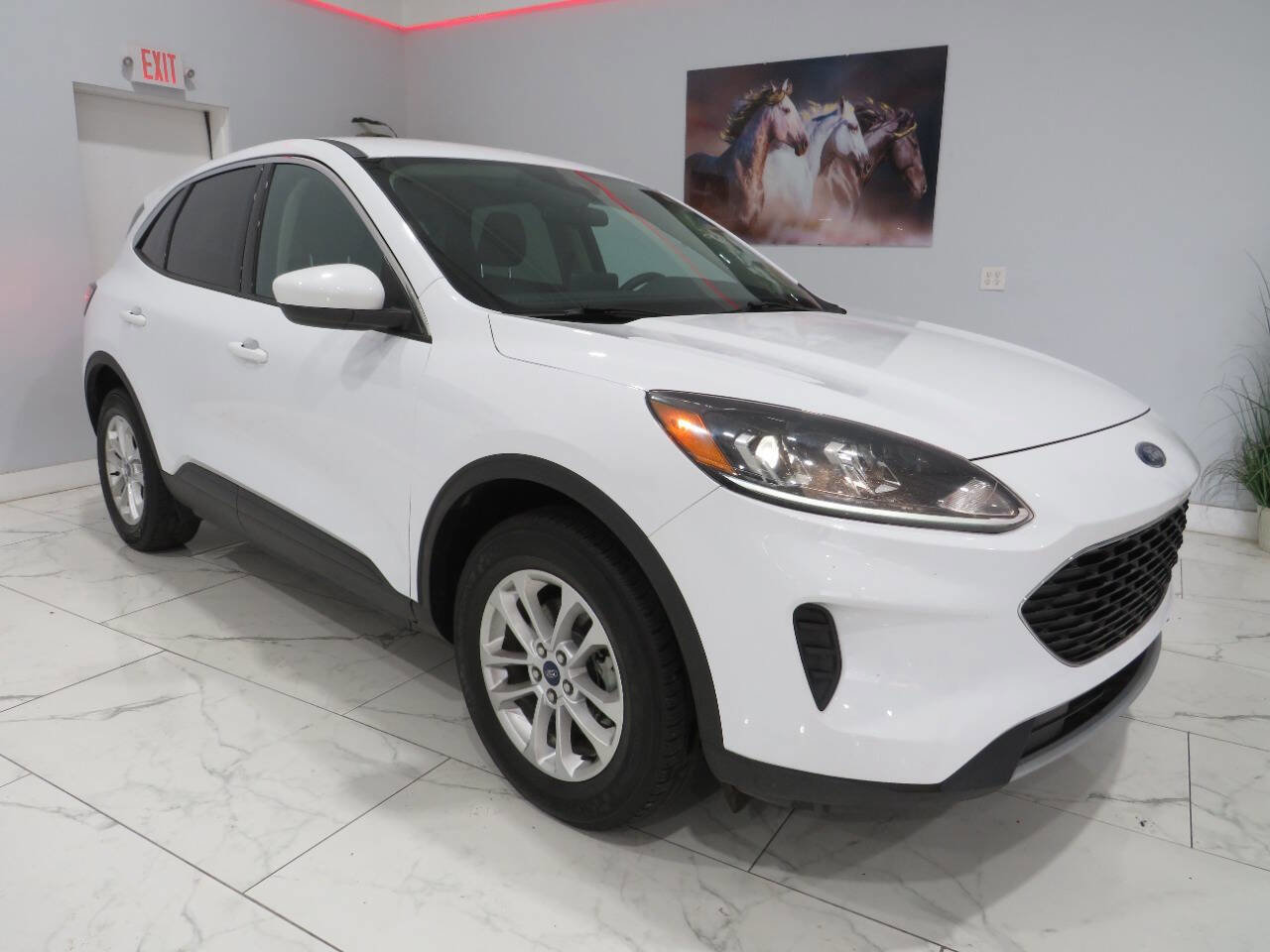 Used 2020 Ford Escape SE image 2
