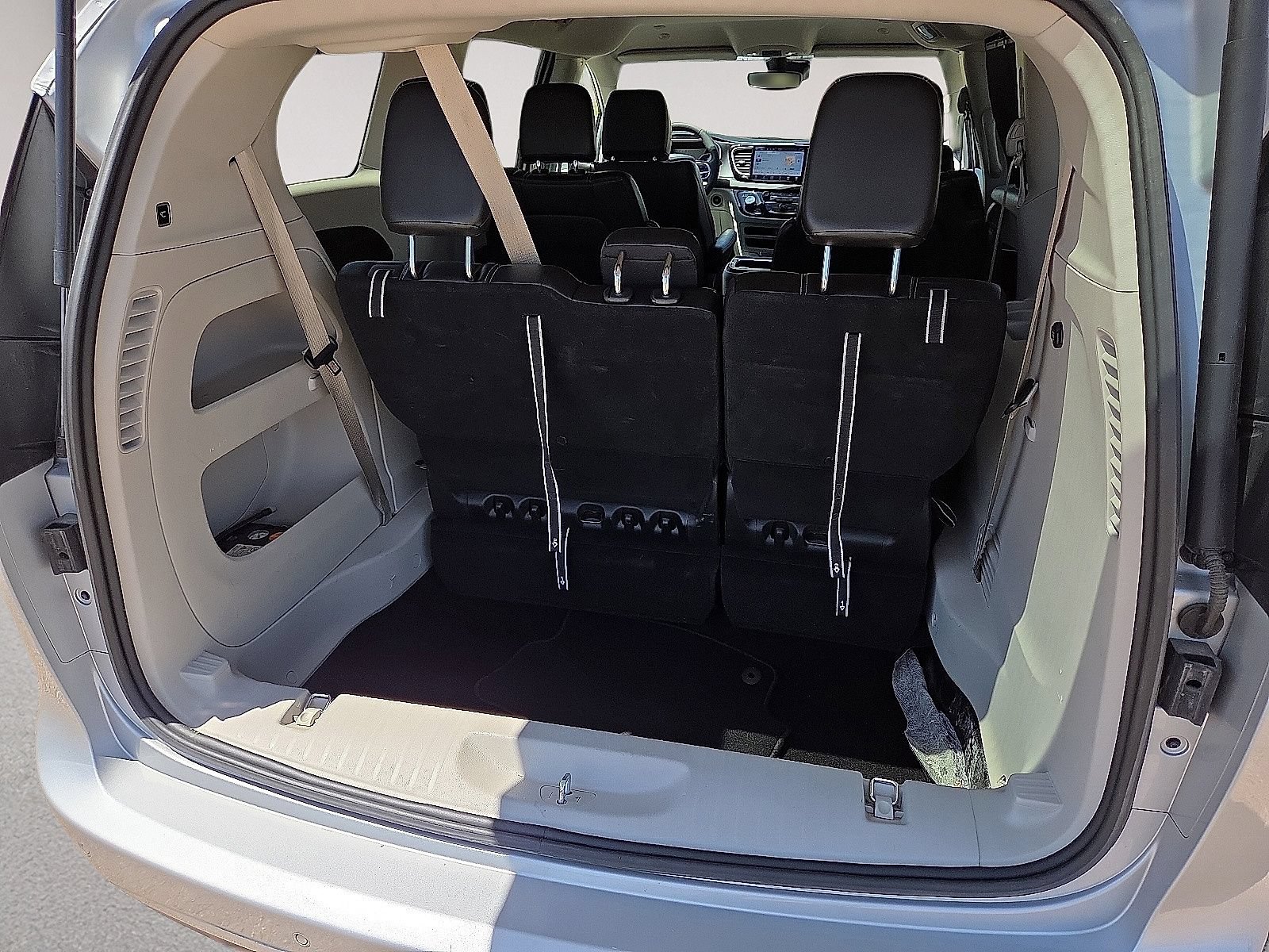 Used 2024 Chrysler Pacifica Touring-L FWD image 17