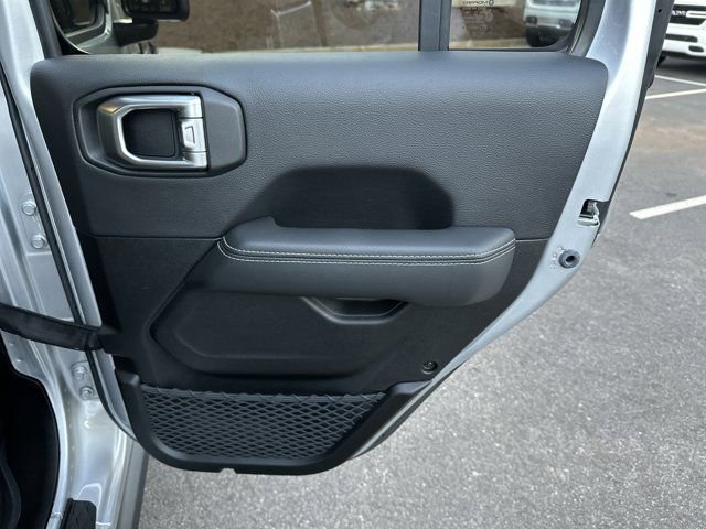 Used 2022 Jeep Gladiator Rubicon w/ Cold Weather Group image 19