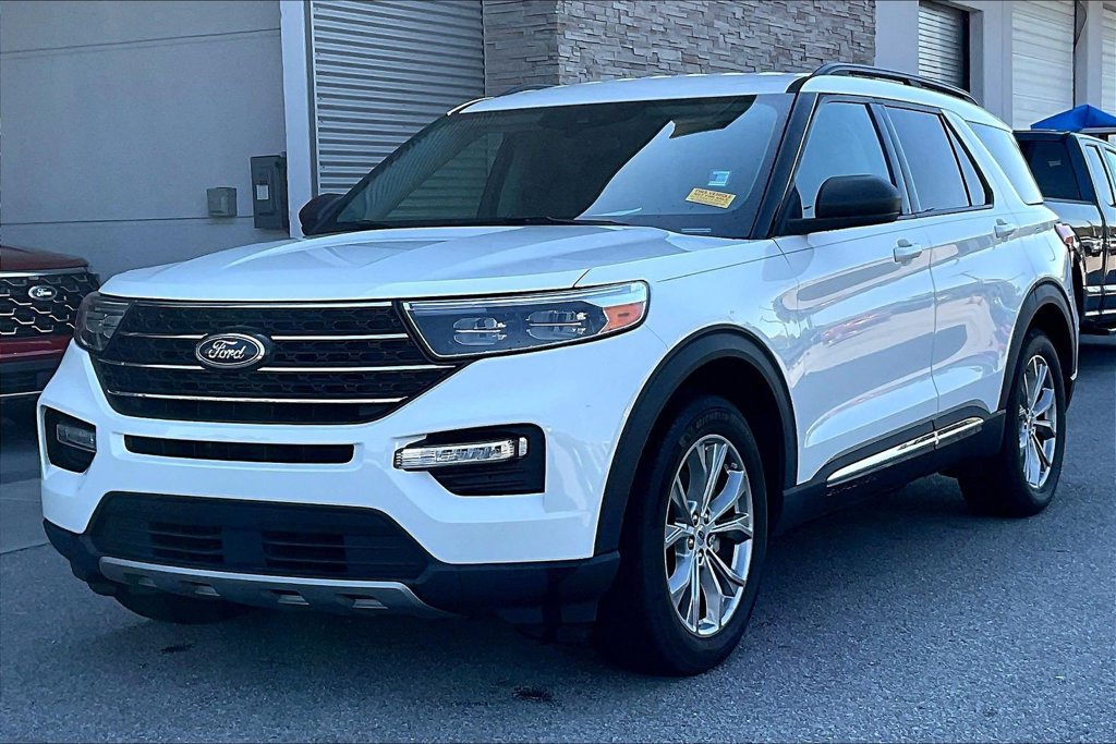 Certified 2023 Ford Explorer XLT RWD image 3