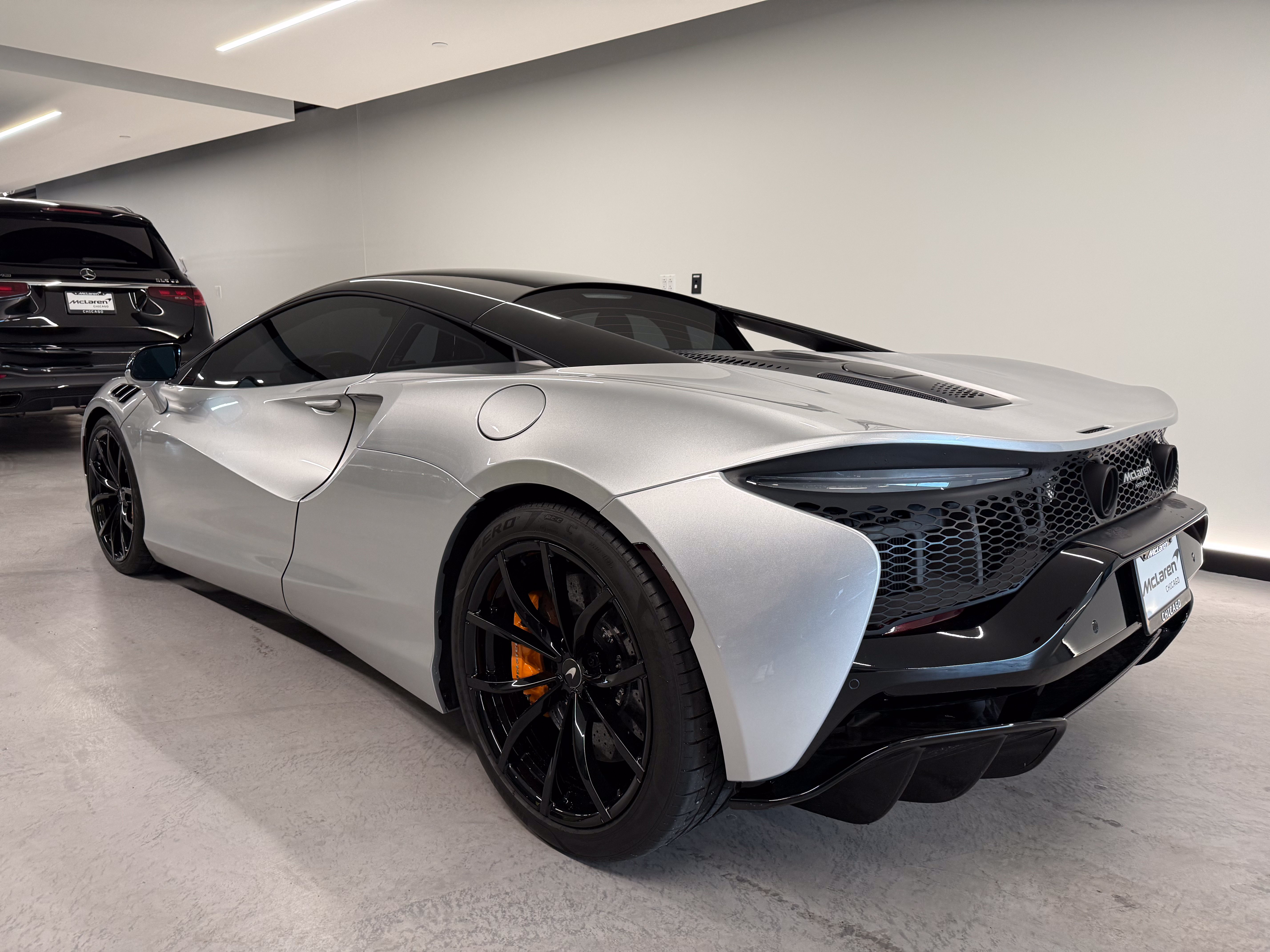 Used 2023 McLaren Artura RWD image 2