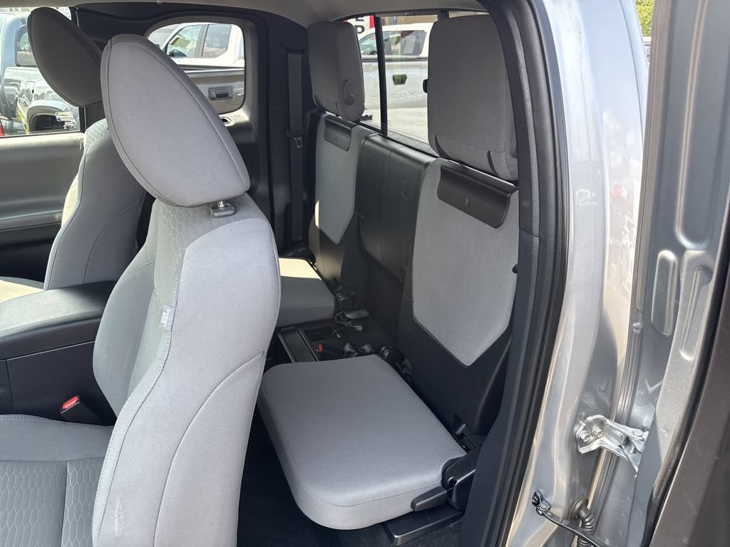 Used 2018 Toyota Tacoma SR5 AWD/4WD image 32