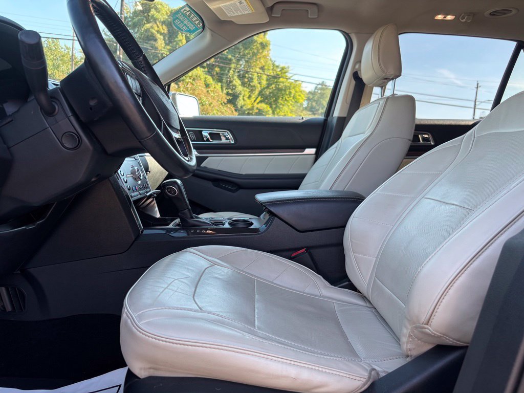 Used 2019 Ford Explorer Limited w/ Limited Luxury Package FWD image 20