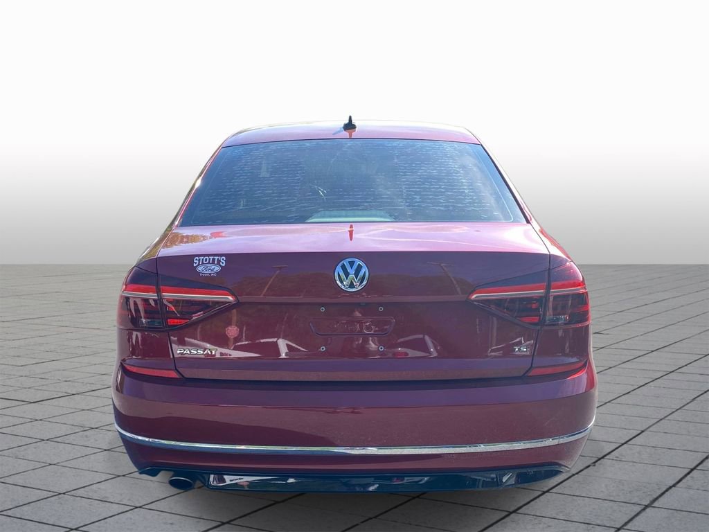 Used 2018 Volkswagen Passat 2.0T R-Line w/ R-Line Lighting Package image 5