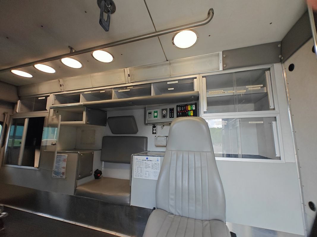 Used 2012 Ford E-450 and Econoline 450 Super Duty w/ Ambulance Prep Pkg RWD image 16