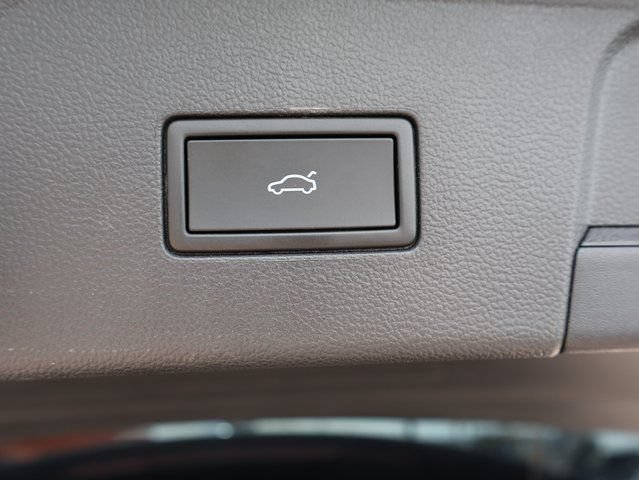 Used 2025 Volkswagen Atlas Peak Edition SE AWD/4WD image 16