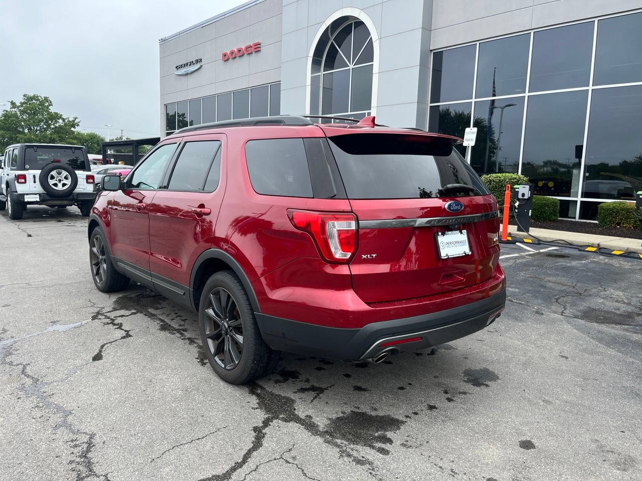Used 2017 Ford Explorer XLT w/ Equipment Group 202A AWD/4WD image 5