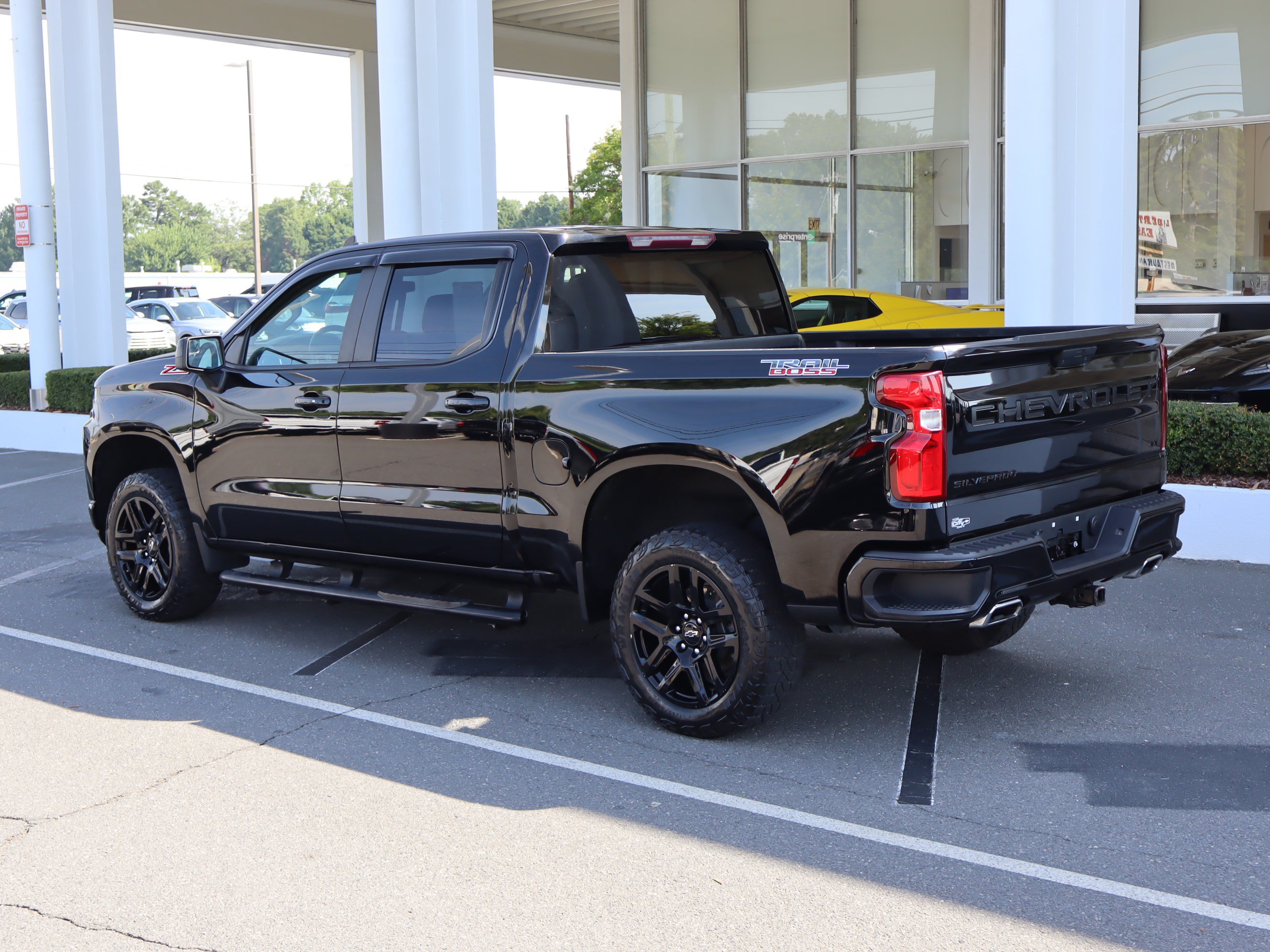 Used 2021 Chevrolet Silverado 1500 LT Trail Boss w/ Bed Protection Package AWD/4WD image 8