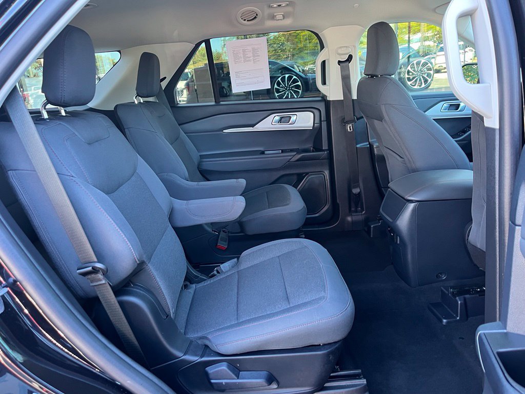 Used 2025 Ford Explorer Active AWD/4WD image 18
