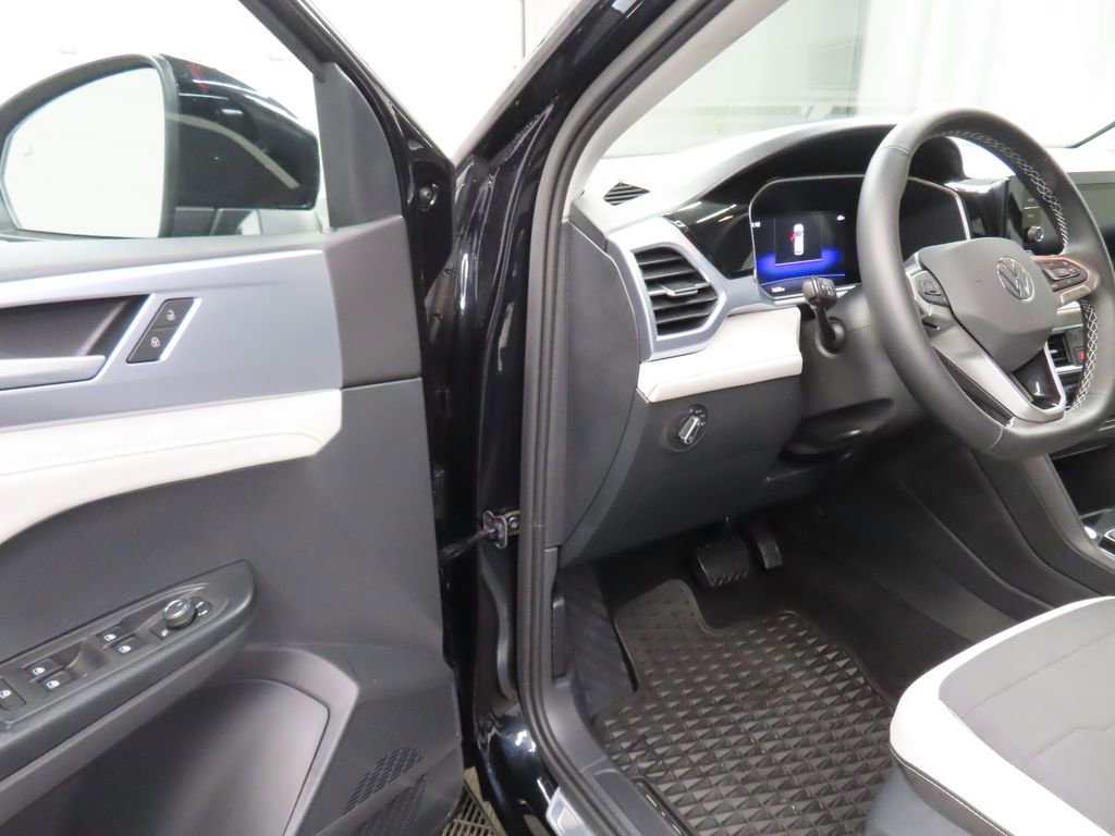 Used 2025 Volkswagen Taos SE AWD/4WD image 45