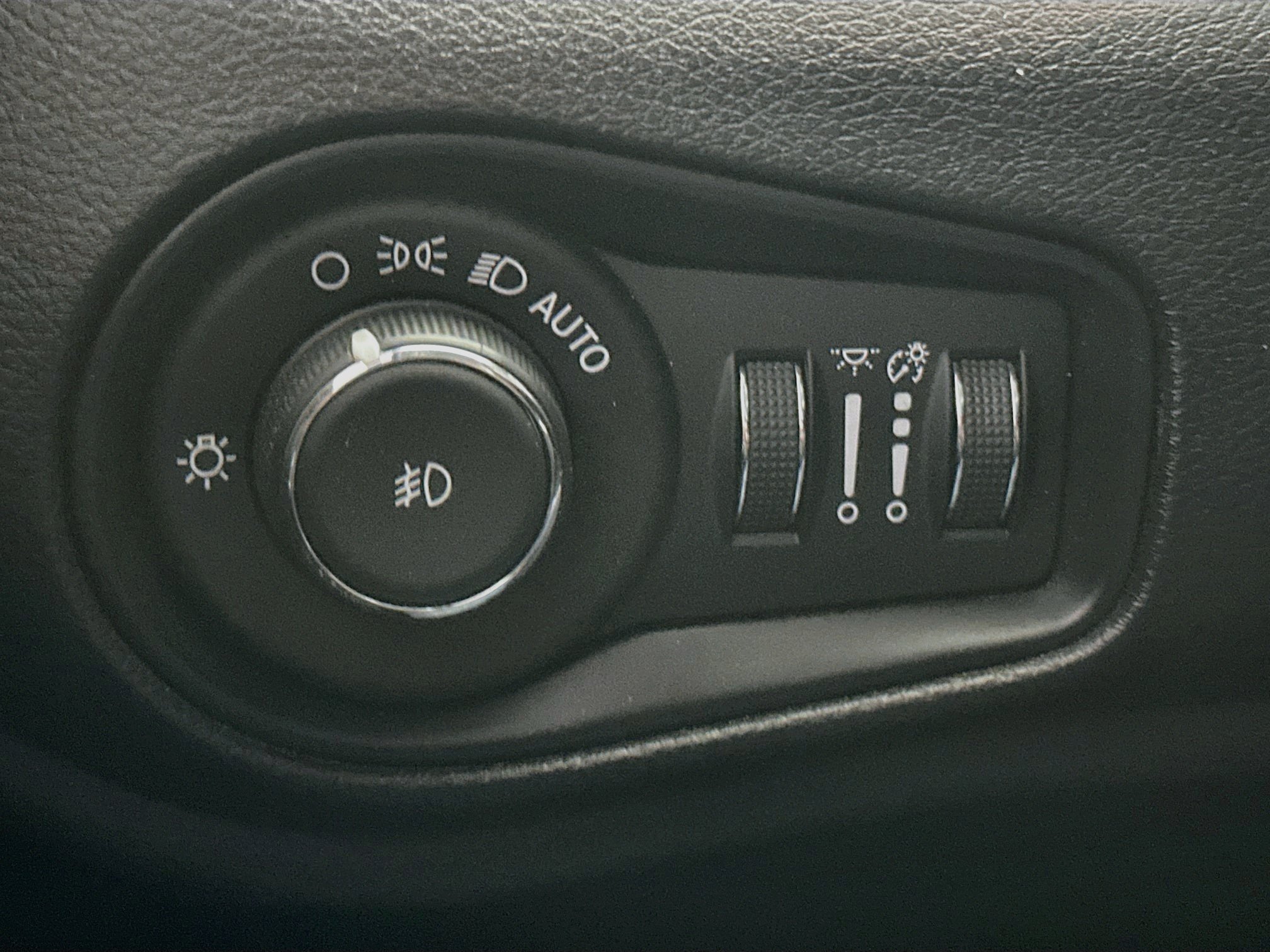 Used 2019 Jeep Renegade Latitude w/ Cold Weather Group FWD image 16