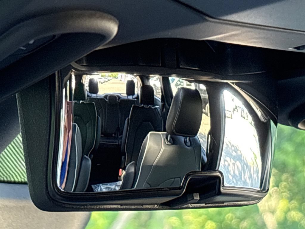New 2027 Chrysler Pacifica Limited FWD image 39
