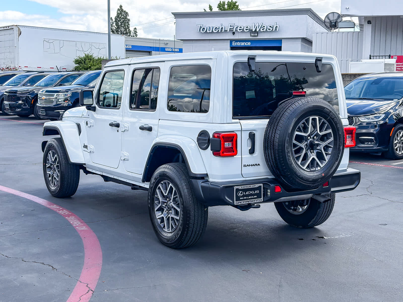 Used 2025 Jeep Wrangler Sahara AWD/4WD image 2