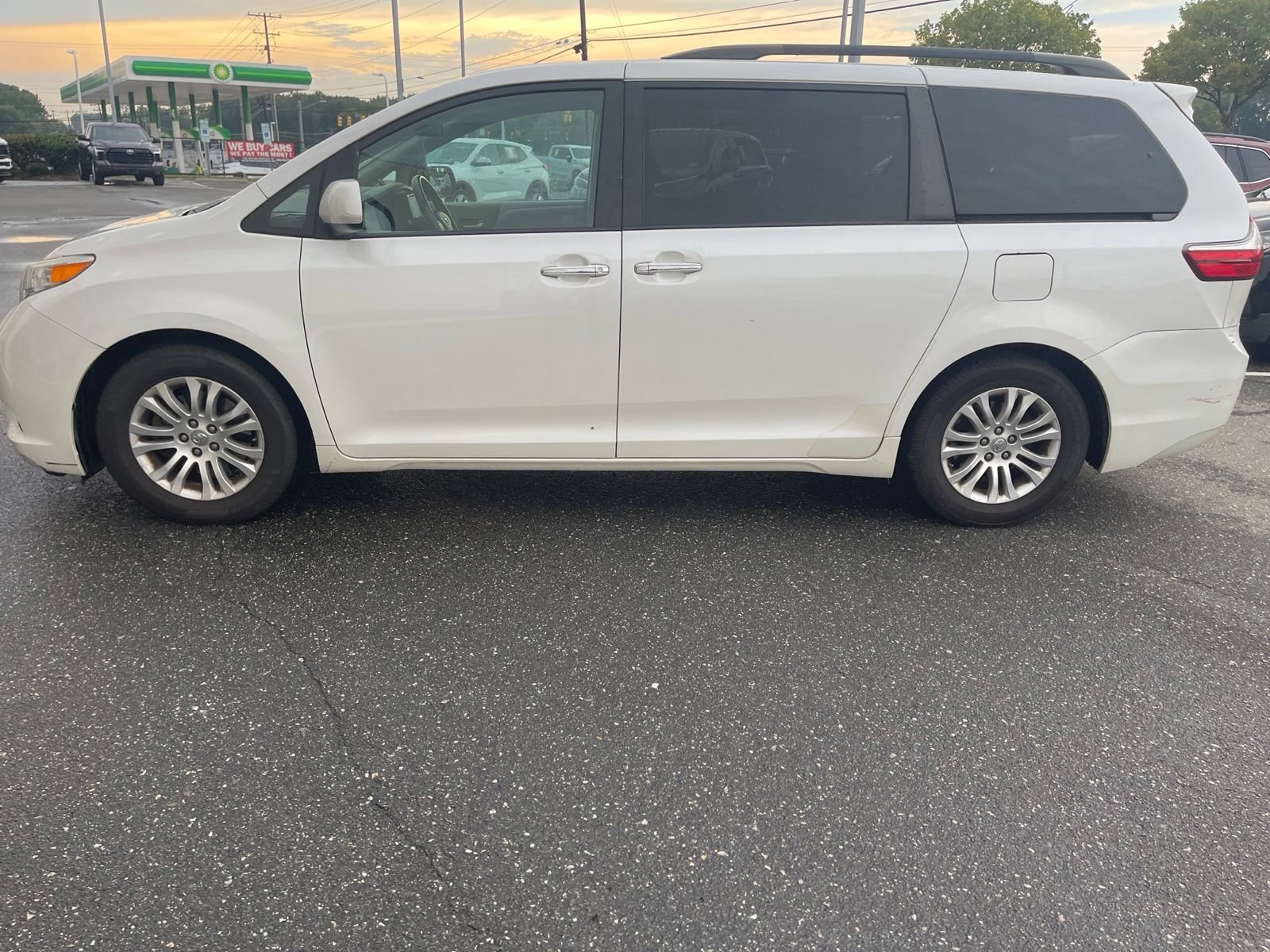 Used 2016 Toyota Sienna XLE FWD image 17