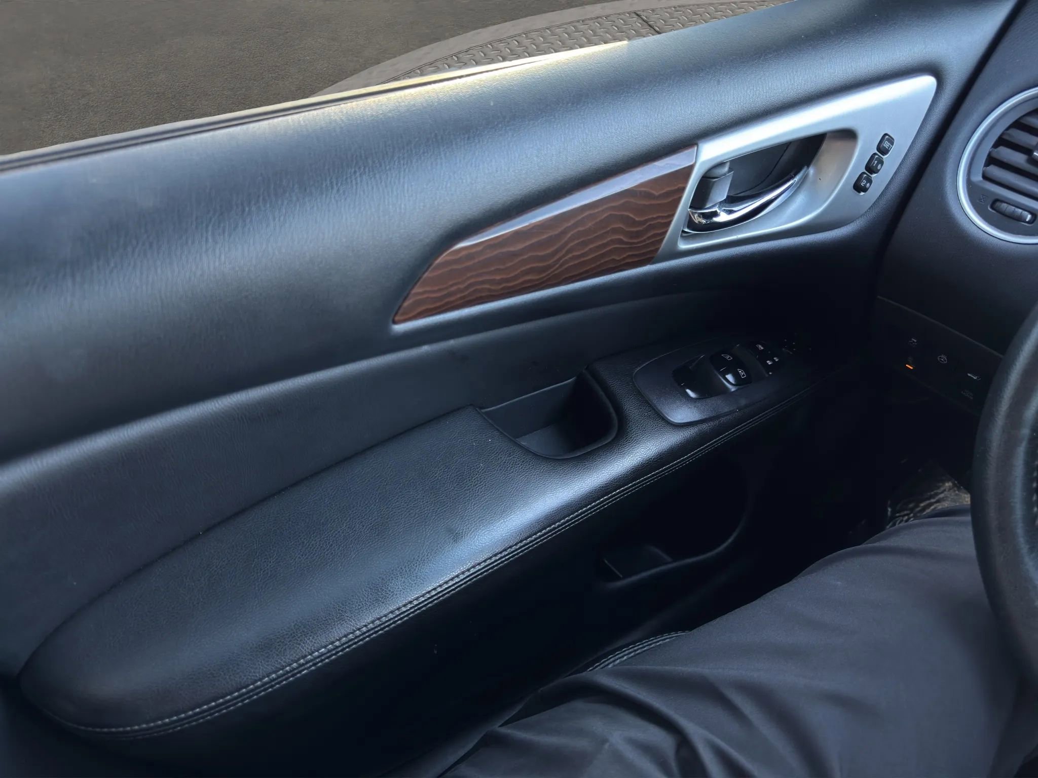 Used 2019 Nissan Pathfinder Platinum image 12