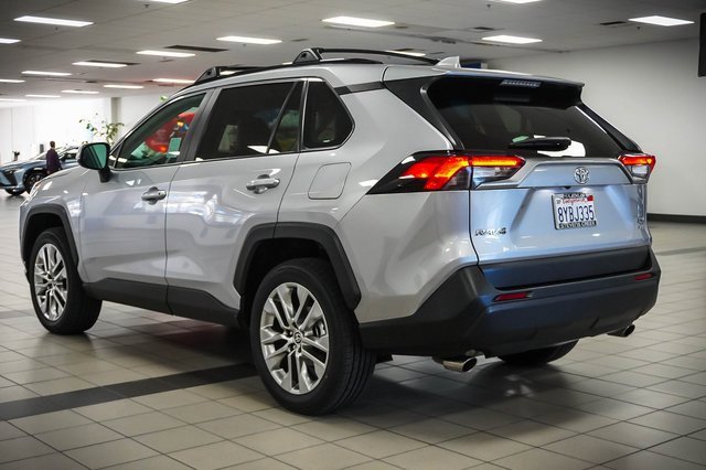Used 2021 Toyota RAV4 XLE Premium image 8