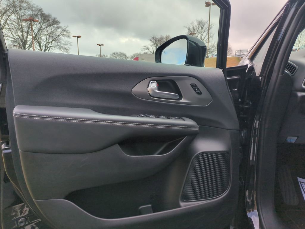 Used 2025 Chrysler Pacifica Select image 11