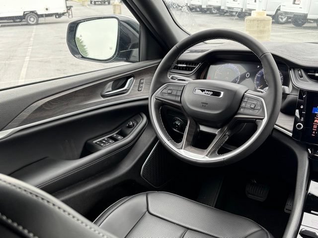 New 2026 Jeep Grand Cherokee L Limited w/ Luxury Tech Group II AWD/4WD image 36