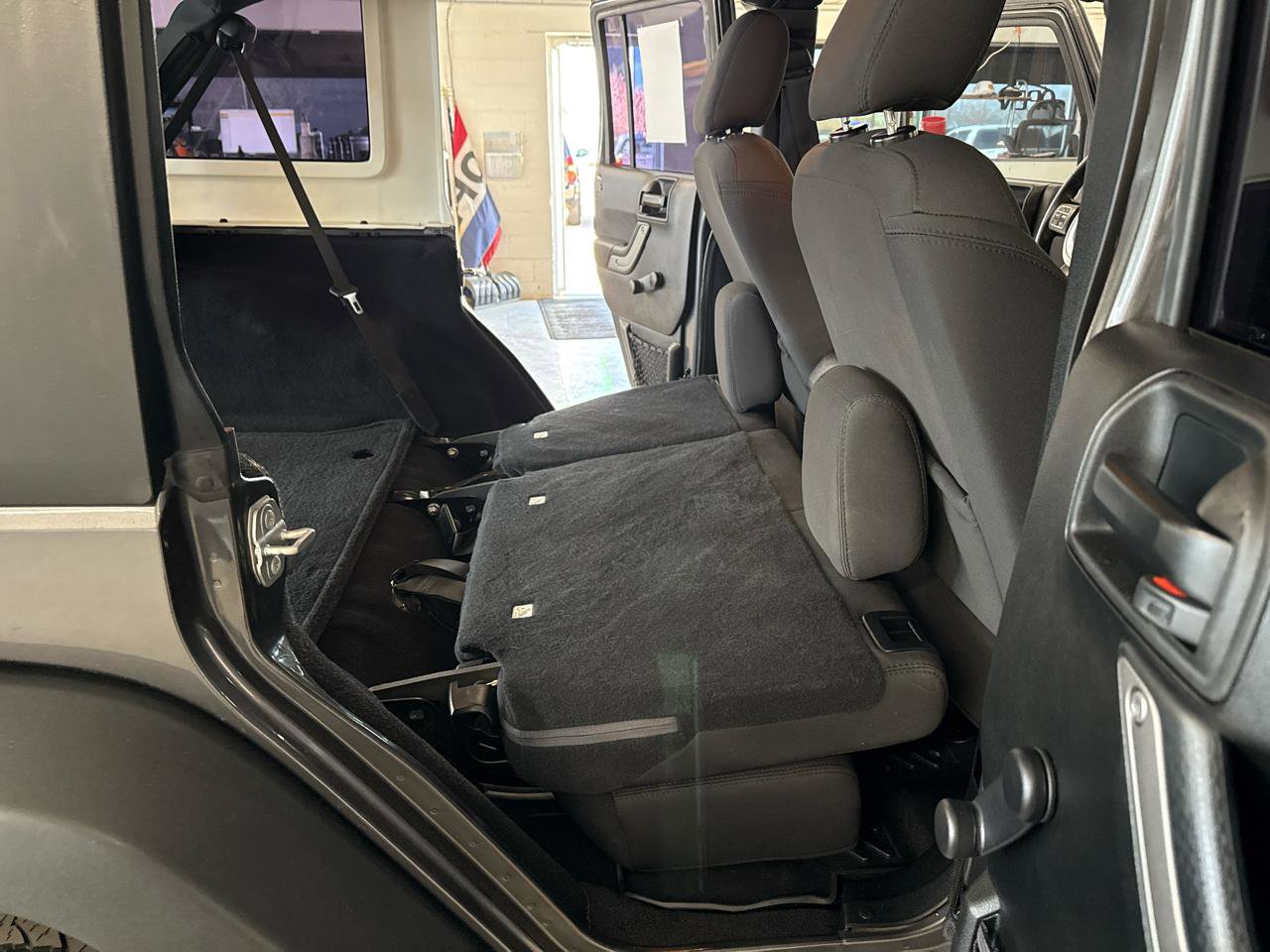 Used 2018 Jeep Wrangler Unlimited Sport w/ Connectivity Group image 31