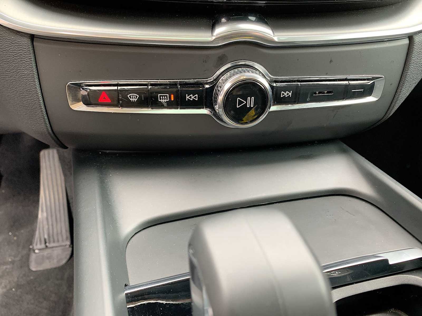 Used 2023 Volvo XC60 B5 Core image 18