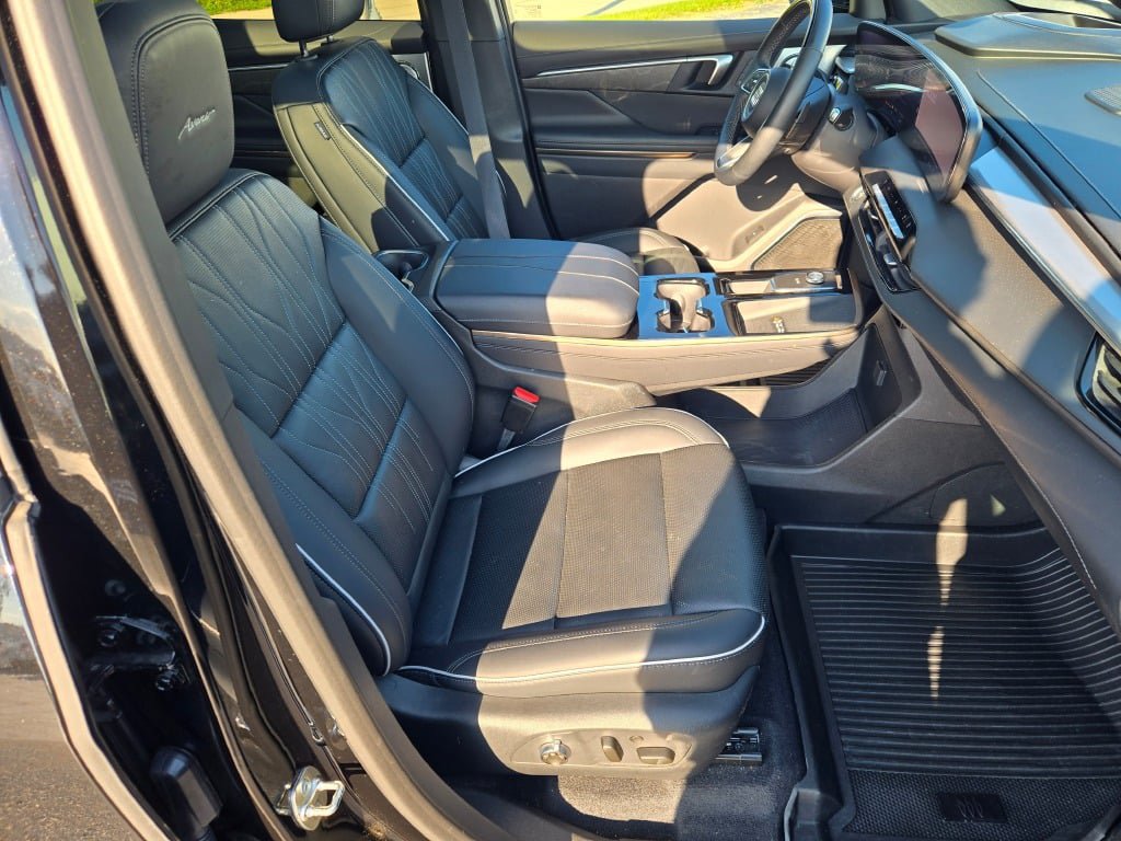 Used 2026 Buick Enclave Avenir w/ Super Cruise Package AWD/4WD image 6