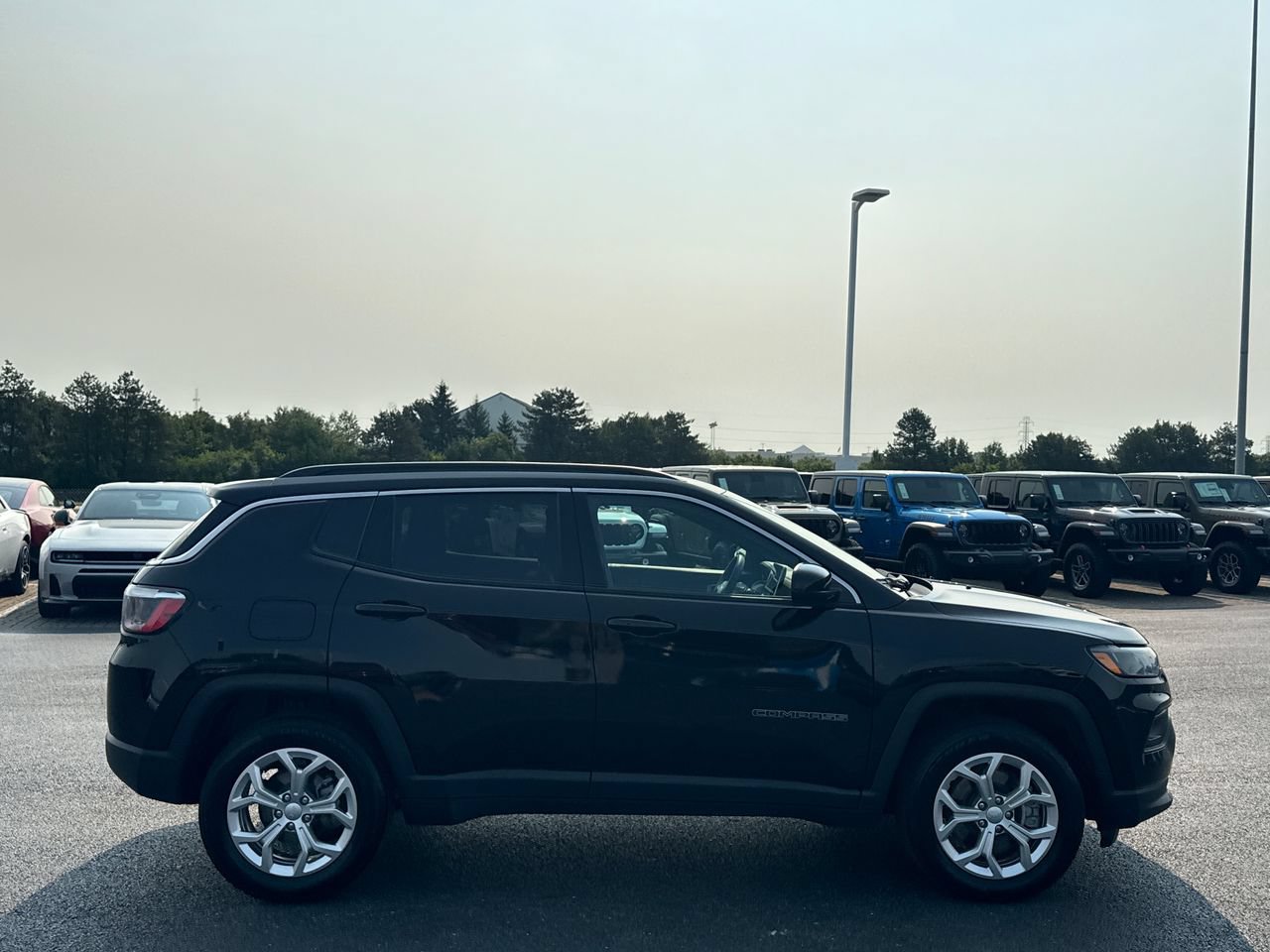Used 2024 Jeep Compass Latitude AWD/4WD image 2