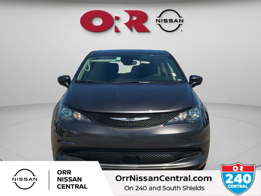 Used 2023 Chrysler Voyager LX image 2