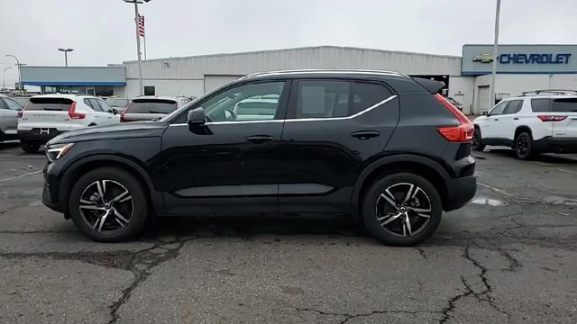 Used 2025 Volvo XC40 B5 Core image 5