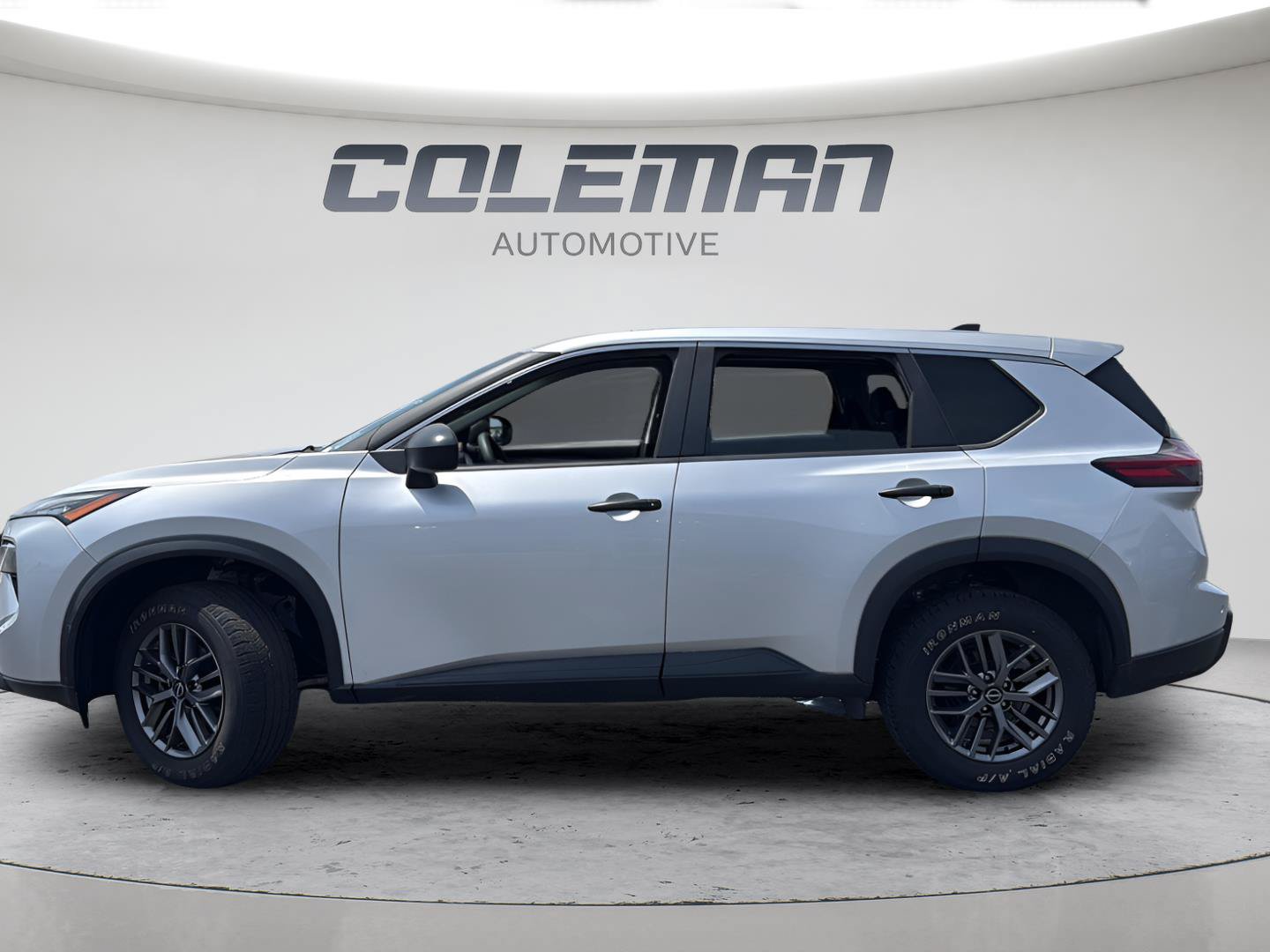 Used 2024 Nissan Rogue S AWD/4WD image 2