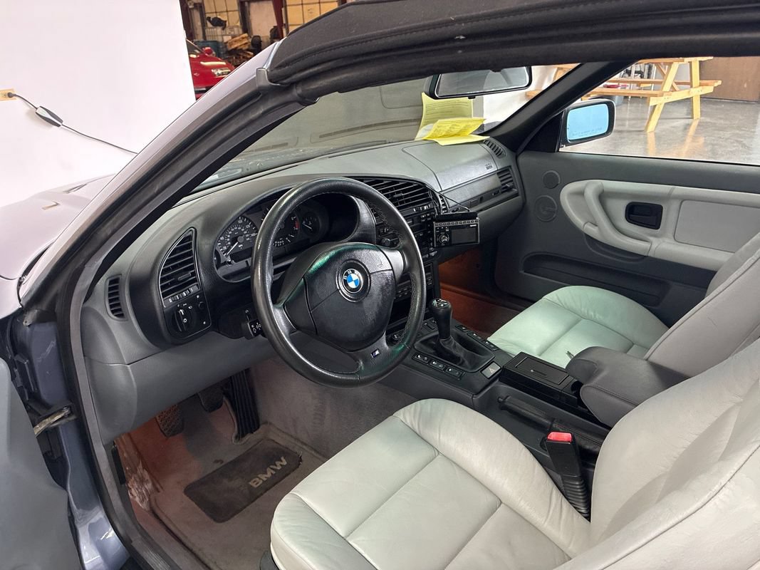 Used 1999 BMW 323i Convertible RWD image 8