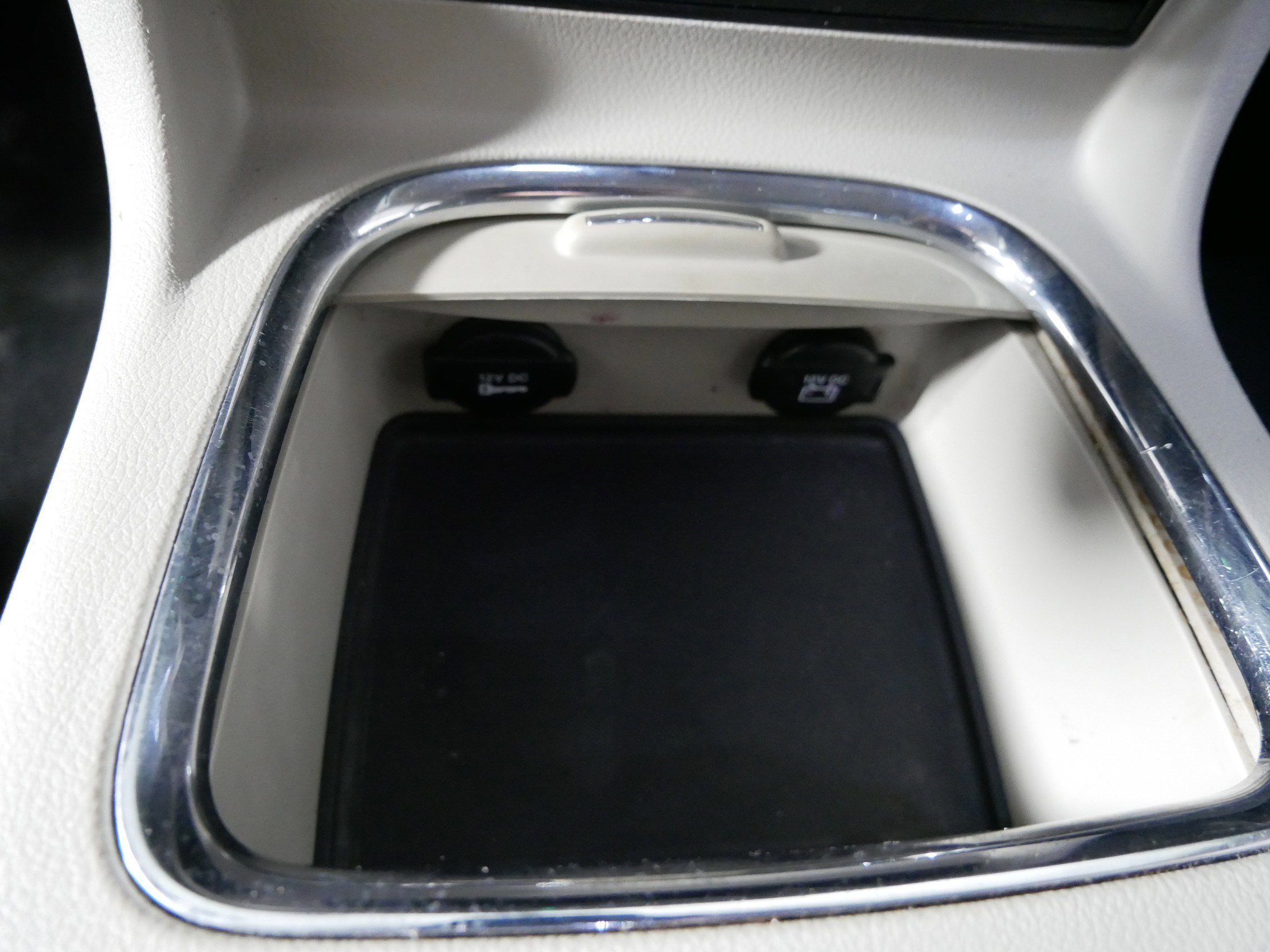 Used 2014 Chrysler Town & Country Touring-L image 29