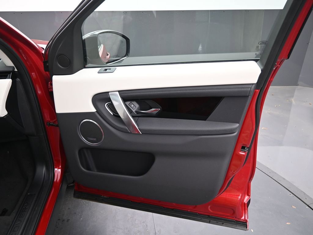 Used 2025 Land Rover Discovery Sport S image 4