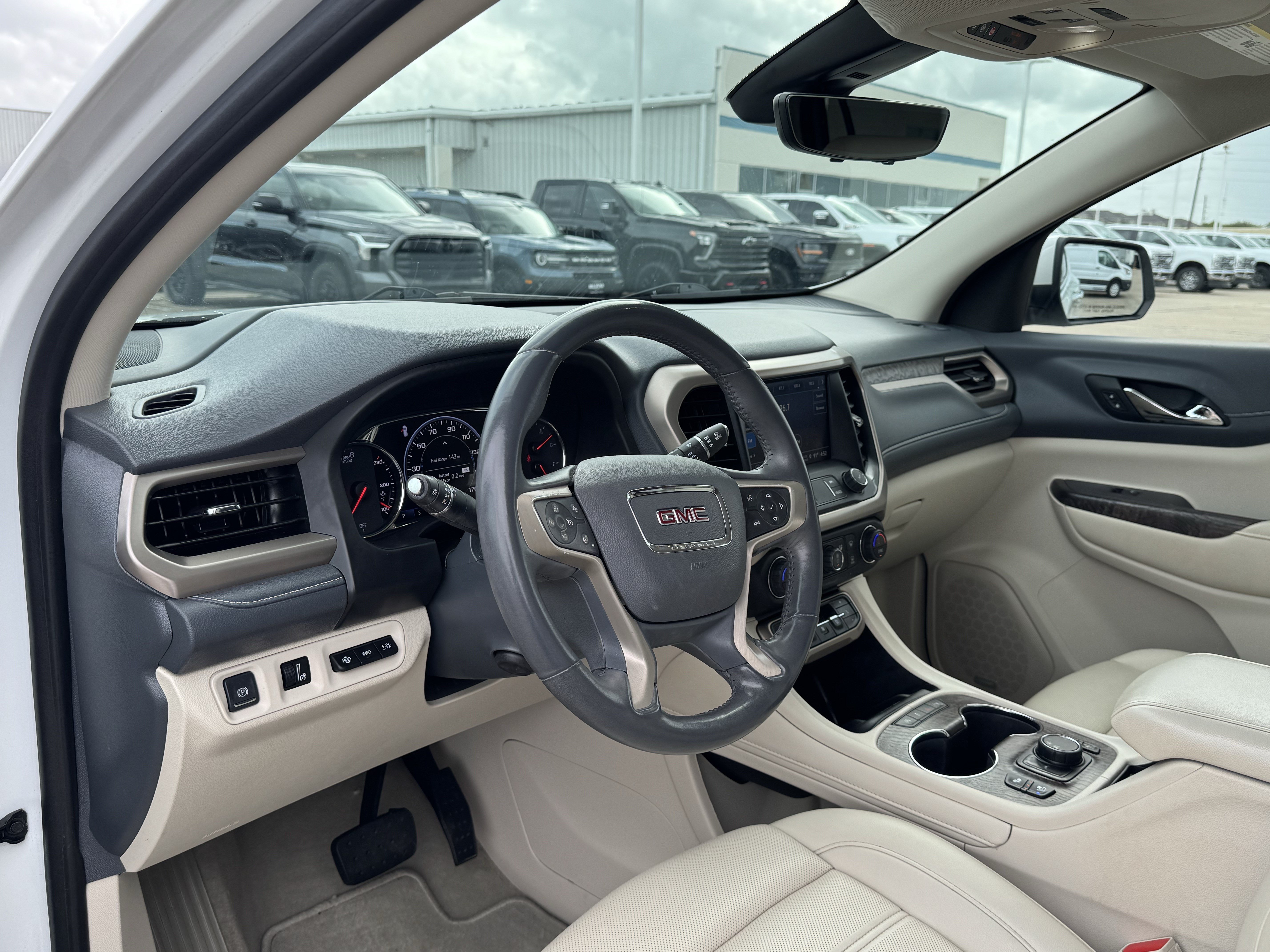 Used 2022 GMC Acadia Denali w/ Denali Ultimate Package FWD image 17