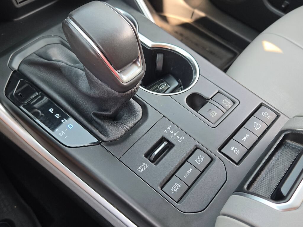 Used 2021 Toyota Highlander XLE AWD/4WD image 29