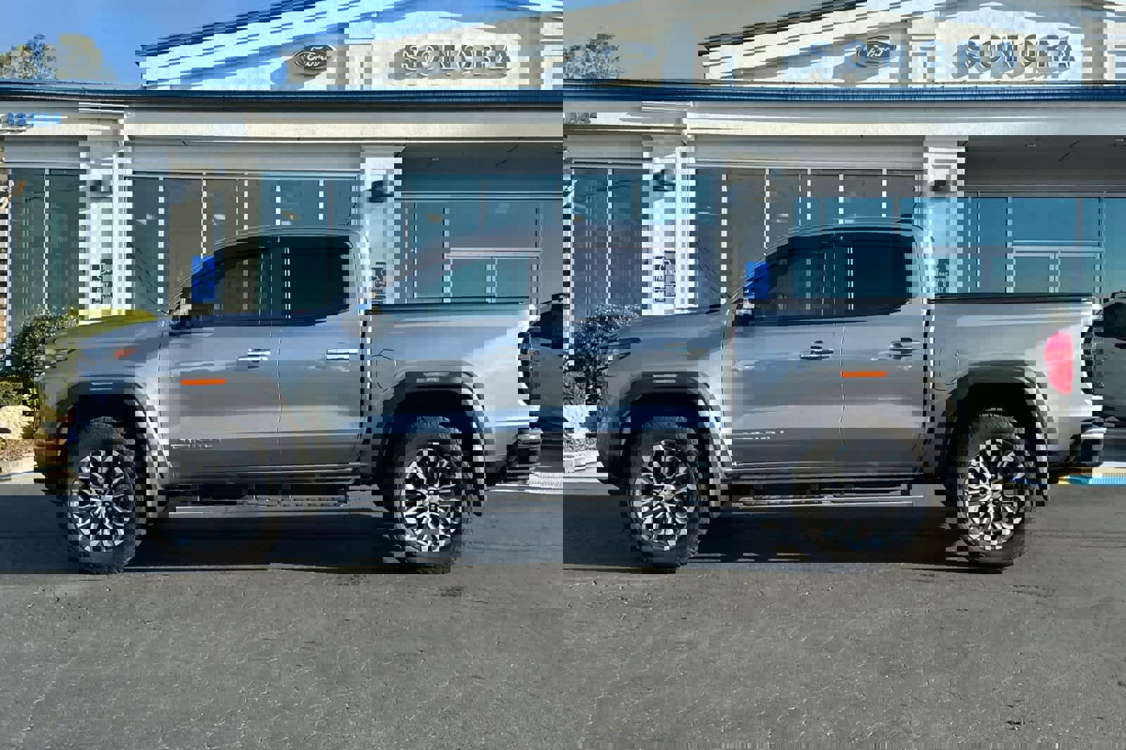 Used 2024 GMC Canyon Denali image 7