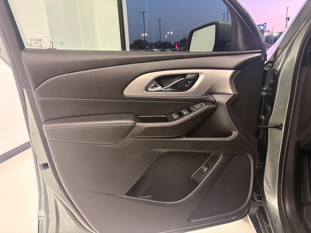 Used 2022 Chevrolet Traverse LT FWD image 25