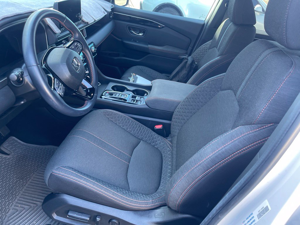 Used 2025 Honda Pilot Sport image 4