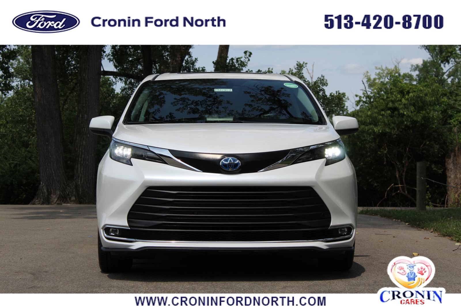 Used 2024 Toyota Sienna XLE FWD image 2