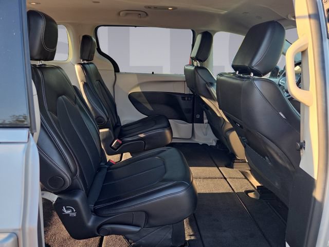 Used 2024 Chrysler Pacifica Touring-L FWD image 18