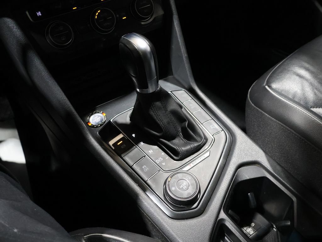 Used 2018 Volkswagen Tiguan SEL Premium w/ 3rd Row Seat Package image 31