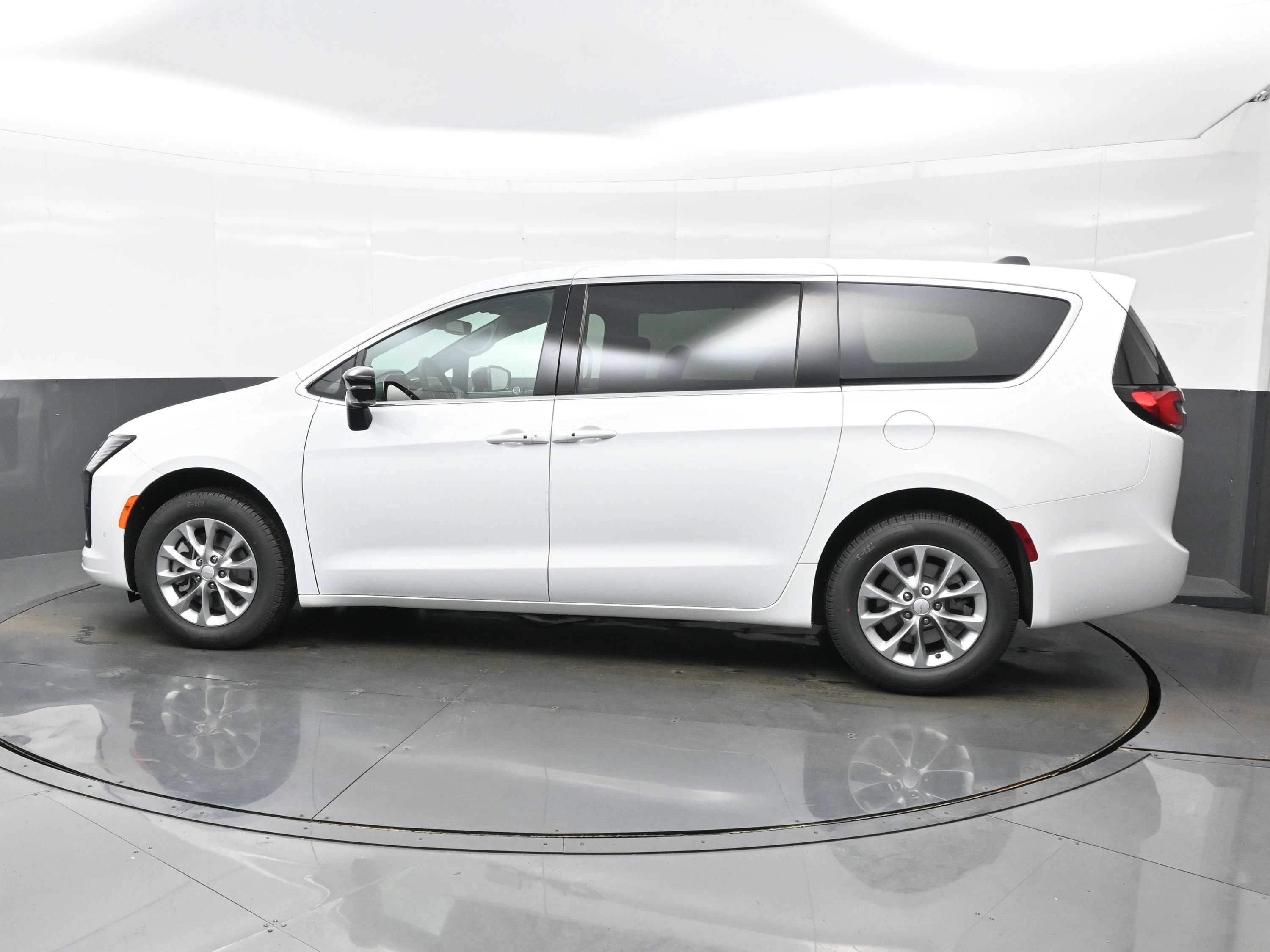 New 2027 Chrysler Pacifica Select AWD/4WD image 4