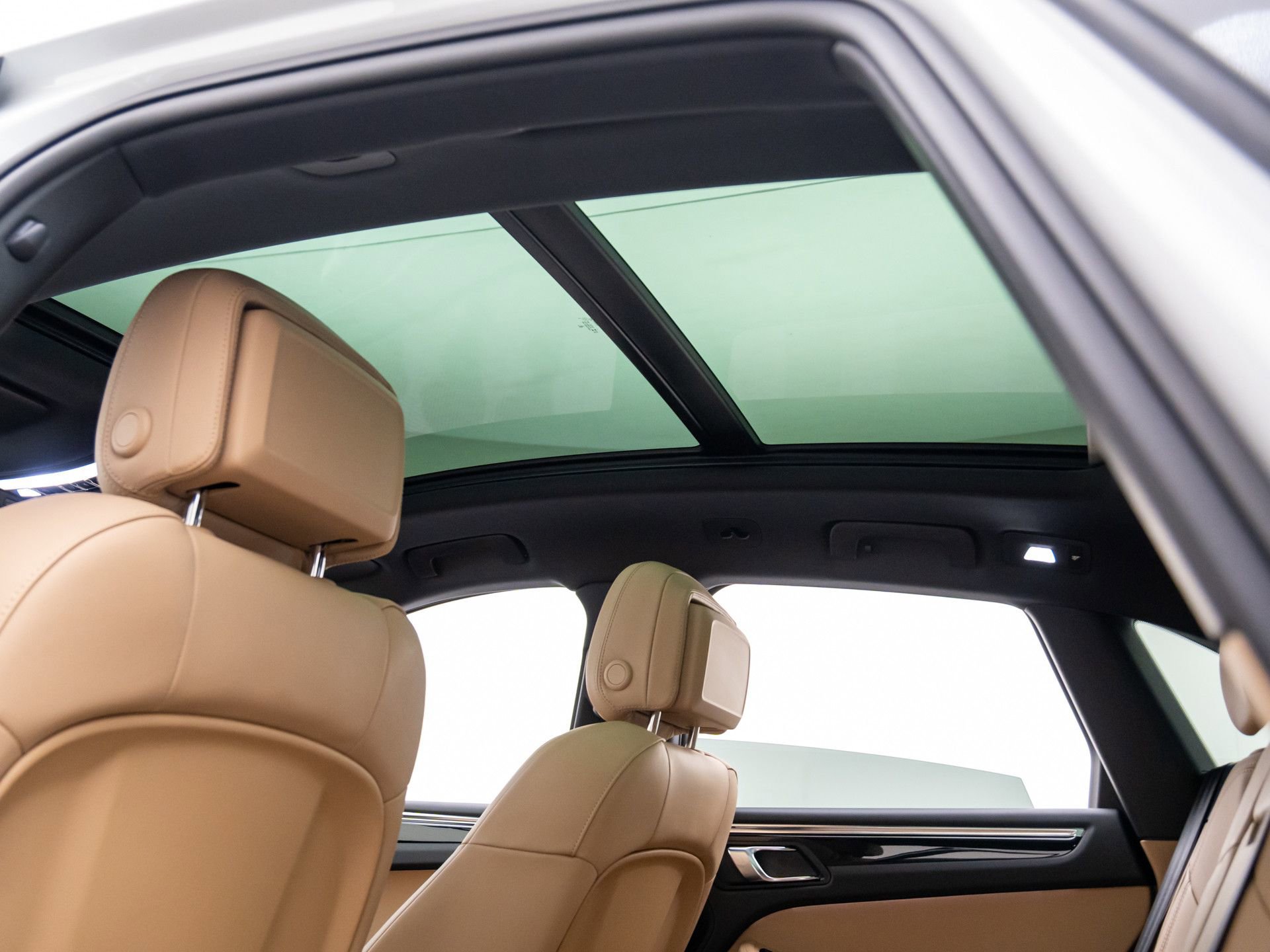 Certified 2025 Porsche Macan image 18