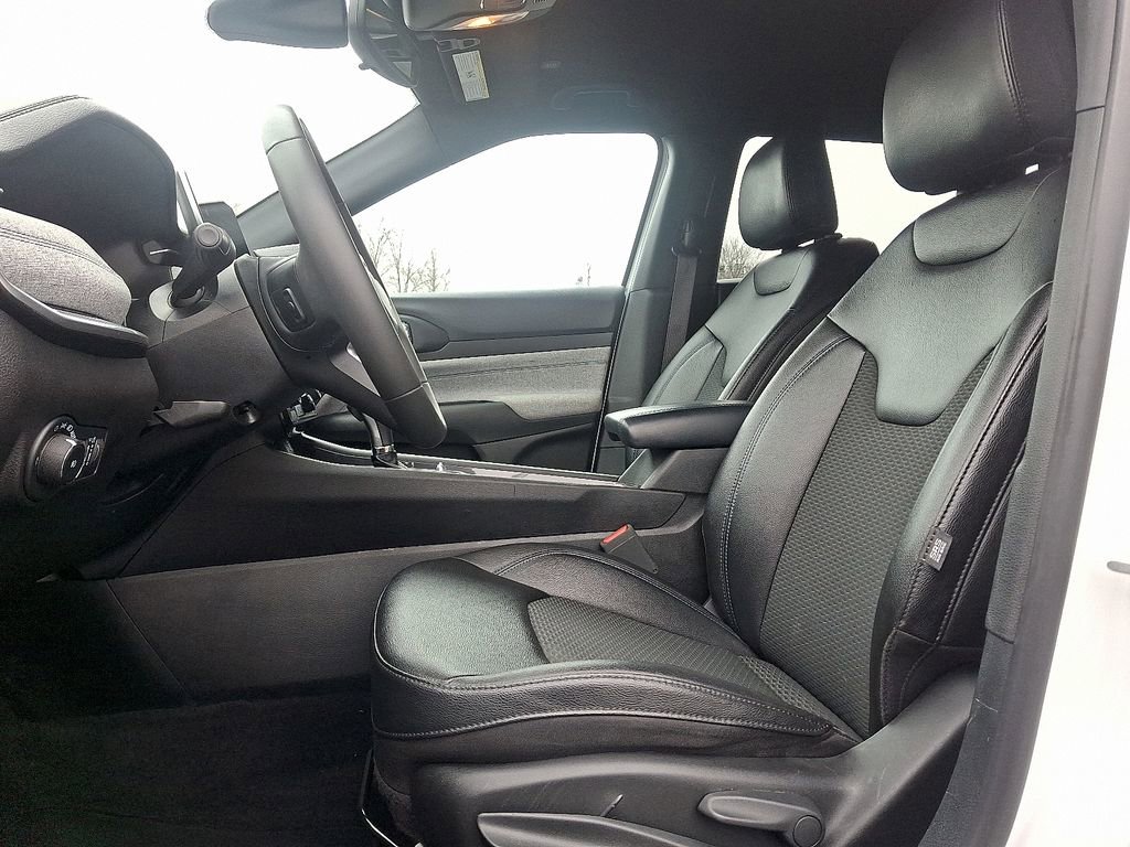 Used 2024 Jeep Compass Latitude image 13