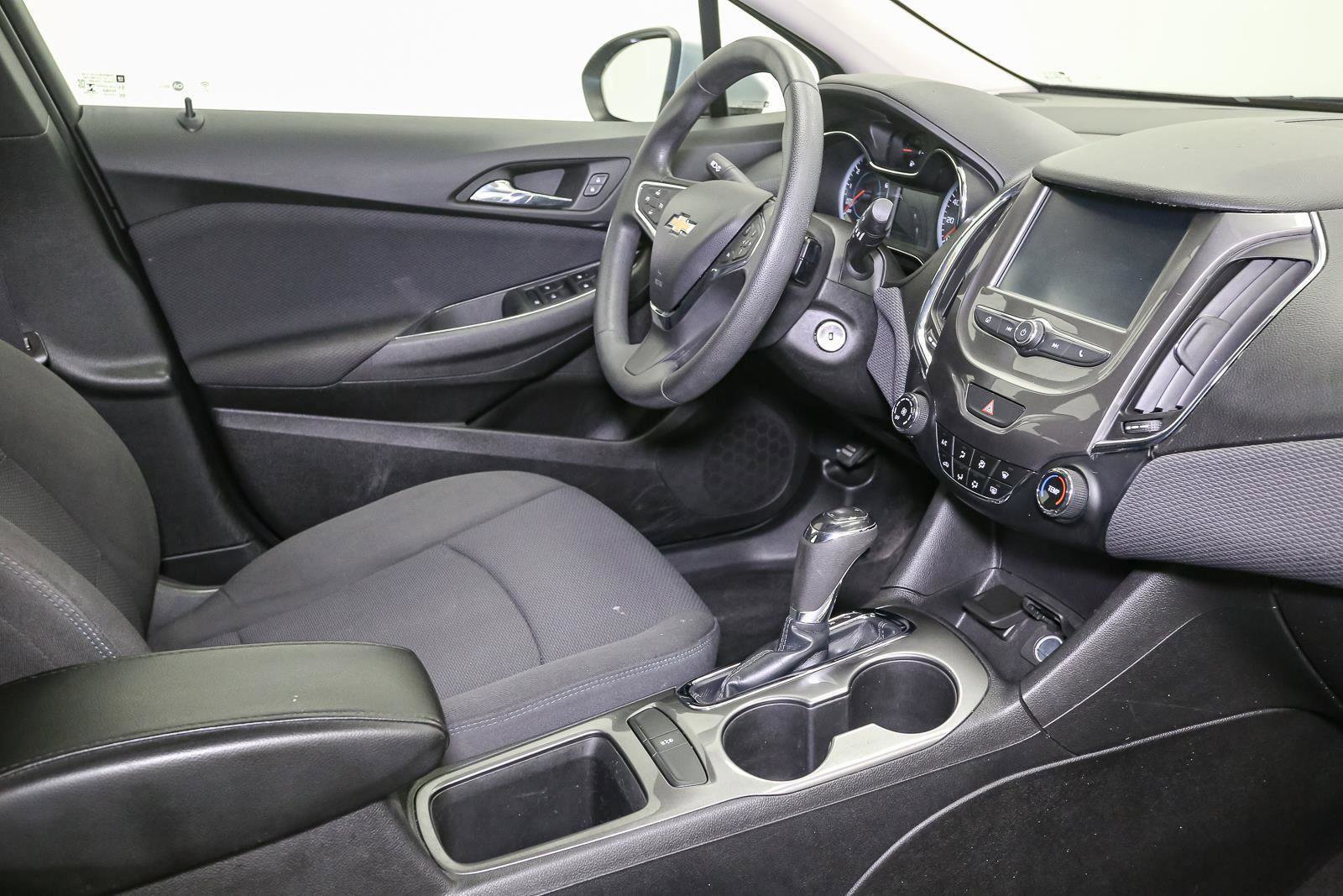 Used 2017 Chevrolet Cruze LT FWD image 18