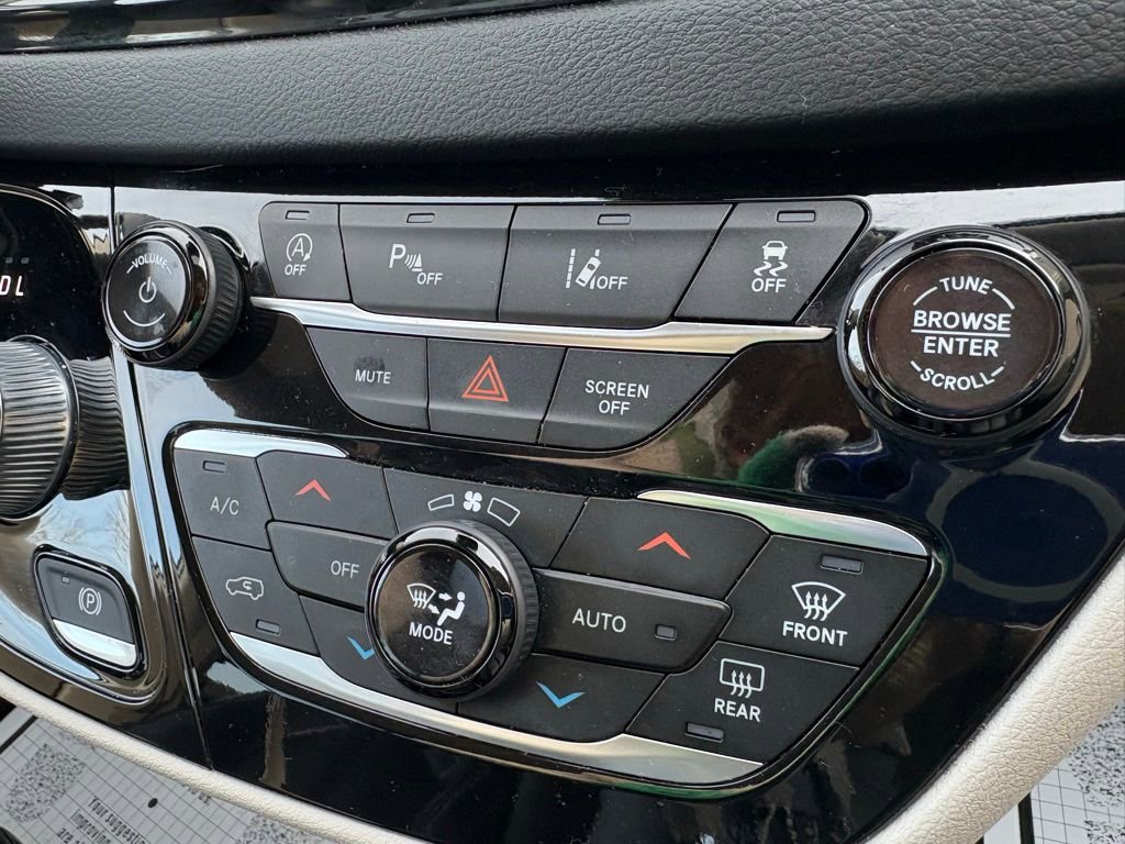 Used 2023 Chrysler Pacifica Touring-L image 31